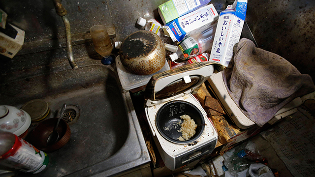 אורז וחלב שנשארו במטבח לאורך כל הימים שבהם שכב הקשיש מת (צילום: רויטרס) (צילום: רויטרס)