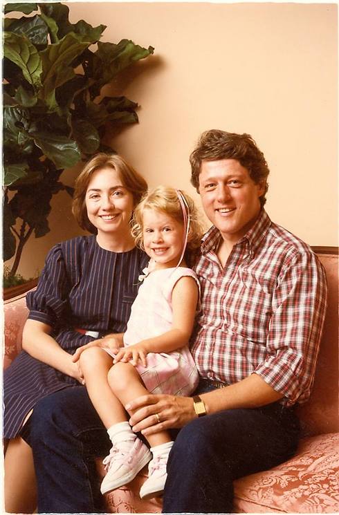 עם הבעל ביל והבת צ'לסי בשנות ה-80 ()