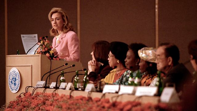 נואמת כגברת הראשונה של ארה"ב על זכויות נשים בוועידת האו"ם בבייג'ינג, 1995 ()