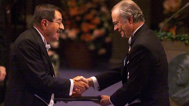 גינטר גראס זוכה בפרס נובל ב-1999 (צילום: AP ) (צילום: AP )