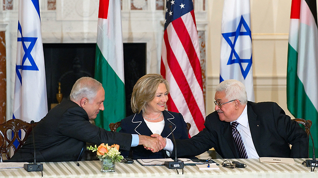 רגע נדיר של תקווה, בעת חידוש המשא ומתן בין ממשלת נתניהו לרשות הפלסטינית ב-2010 (צילום: AFP) (צילום: AFP)
