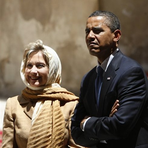 עם כניסתו לתפקיד ב-2009 רצה להתקרב יותר לעולם המוסלמי. אובמה וקלינטון בקהיר (צילום: AP) (צילום: AP)