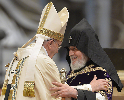 האפיפיור פרנסיסקוס וראש הכנסייה הארמנית קארקין השני (צילום: AFP) (צילום: AFP)