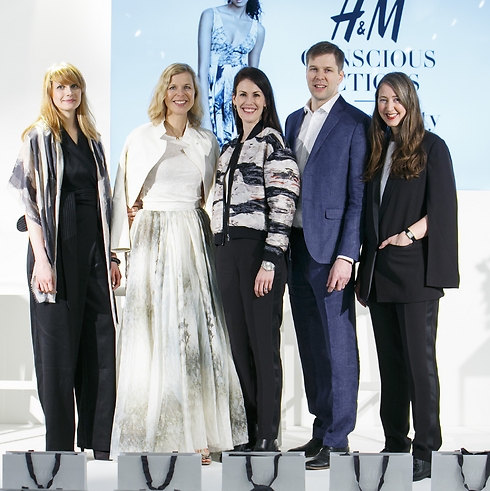 בכירי H&M לובשים בגדים ממוחזרים או עשויים מחומרים אורגניים. במרכז, שלישית מימין: אנה גדה, העומדת בראש מחלקת הקיימוּת של החברה (צילום: הנס מוריץ) (צילום: הנס מוריץ)
