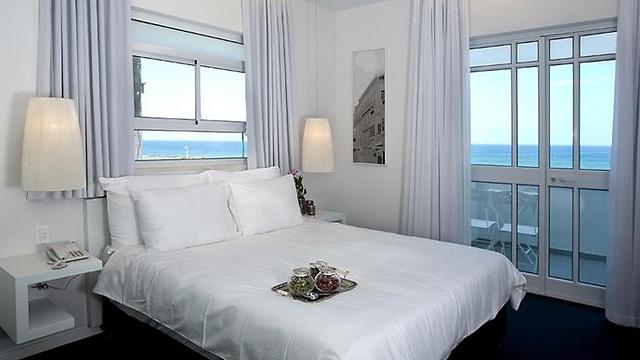 מלון בוטיק בתוך מבנה באוהאוס על החוף, מלון גורדון בתל אביב ()