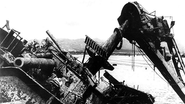 היפנים ירו 9 טילי טורפדו על ספינת הקרב והטביעו אותה. "יו אס אס אוקלהומה" (צילום: AP) (צילום: AP)