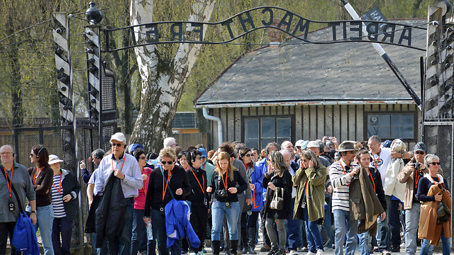 מבקרים באושוויץ (ארכיון) (צילום: משה מילנר) (צילום: משה מילנר)