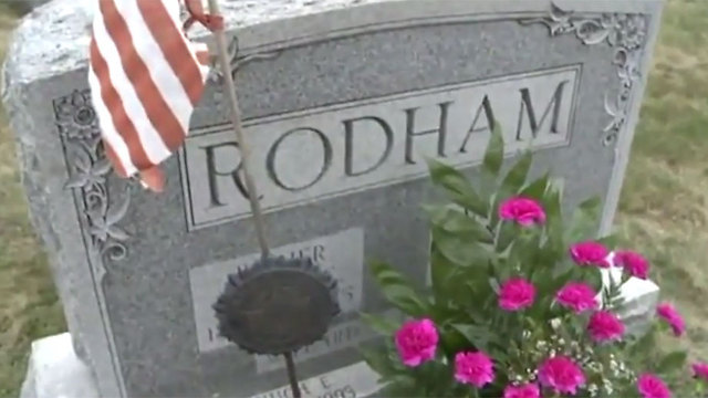 הלך לעולמו ב-1993. קבר אביה של קלינטון בפנסילבניה (צילום: מתוך יוטיוב) (צילום: מתוך יוטיוב)