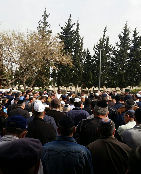 Hundreds at Benjamin Schlesinger's funeral (Photo: Ashdod Net)