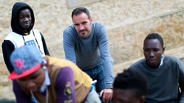 דניאל קוטניו, פסיכולוג שמנהל מקלט למהגרים בקלטג'ירונה (צילום: רויטרס) (צילום: רויטרס)