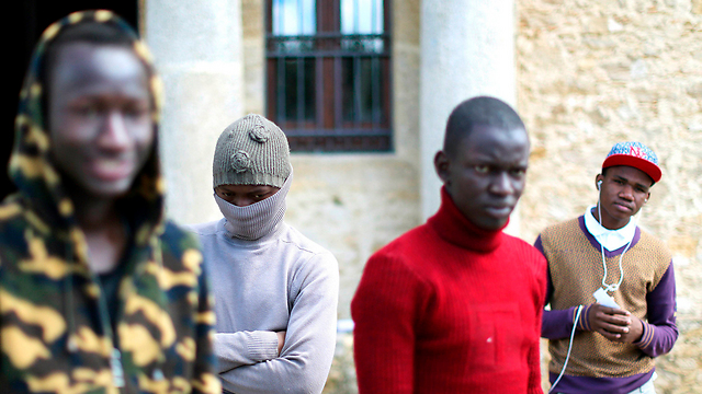 מהגרים צעירים מאפריקה במקלט בעיר קלטג'ירונה שבסיציליה (צילום: רויטרס) (צילום: רויטרס)