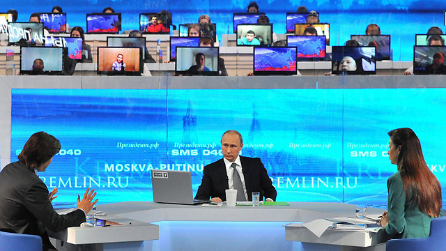 כמדי שנה התייצב הנשיא הרוסי למרתון טלוויזיוני של שאלות ותשובות (צילום: EPA) (צילום: EPA)