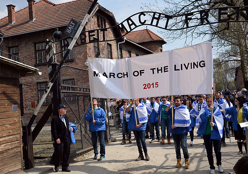בני נוער יהודים במצעד החיים באושוויץ (צילום: AFP) (צילום: AFP)