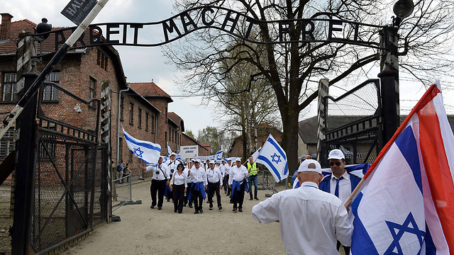 המצעד השנה לציון 70 שנה לסיום המלחמה ולשחרור אושוויץ (צילום: AFP) (צילום: AFP)