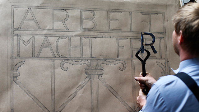 Reconstructing the sign (Photo: Reuters)
