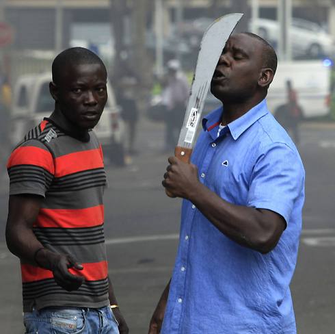 מכות, בעיטות ומצ'טות. כך נראות המהומות בדרום אפריקה (צילום: AP) (צילום: AP)