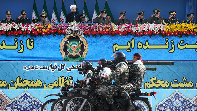 הנשיא חסן רוחאני נואם היום במצעד הצבאי (צילום: AP) (צילום: AP)