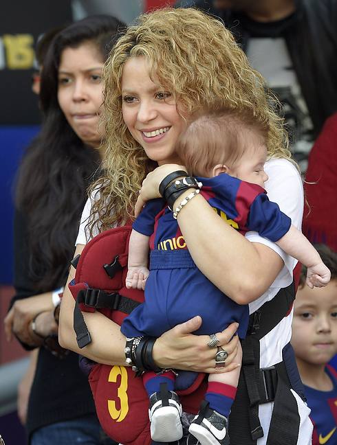 שאקירה עם סאשה, הבן שלה ושל ג'רארד פיקה (צילום: AFP) (צילום: AFP)