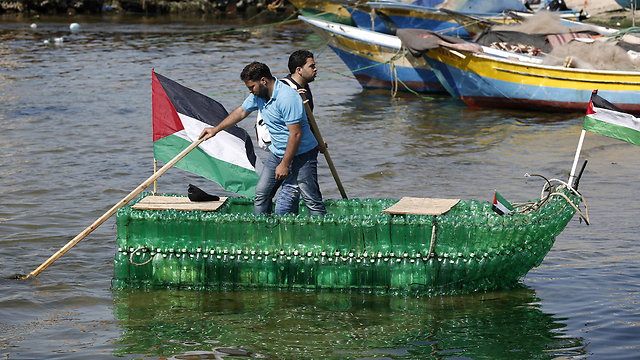 Gazans build bottle boat