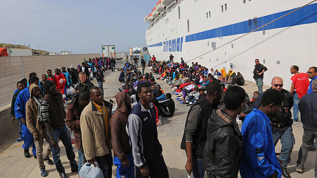 מהגרים אפריקנים בלמפדוזה (צילום: AP) (צילום: AP)