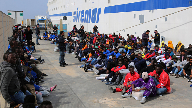 מהגרים אפריקנים באי האיטלקי למפדוזה (צילום: AP) (צילום: AP)