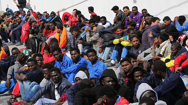 מהגרים אפריקנים שהגיעו לאי האיטלקי למפדוזה (צילום: AP) (צילום: AP)