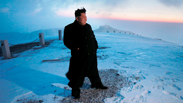 שמש העמים הצפון קוריאני. קים ג'ונג און על פסגת הר פאקטו (צילום: רויטרס) (צילום: רויטרס)