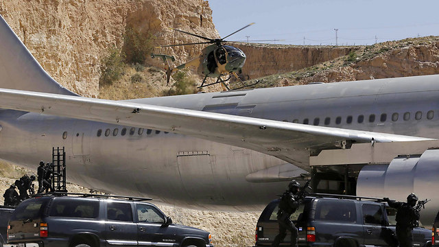 משתלטים על "מטוס חטוף" (צילום: AP) (צילום: AP)
