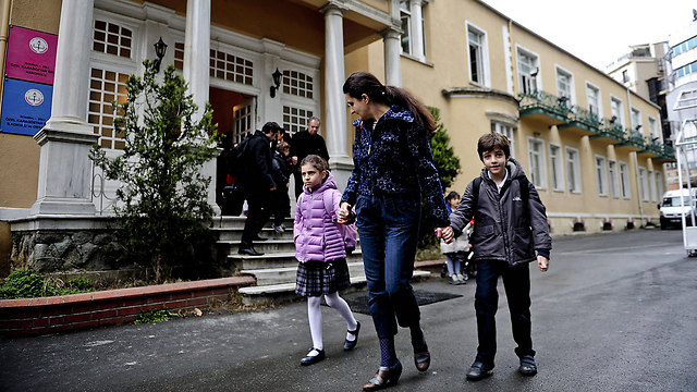 "ברחוב, אני מבקשת מהילדים לקרוא לי 'אמא' בטורקית" (צילום AFP) (צילום AFP)