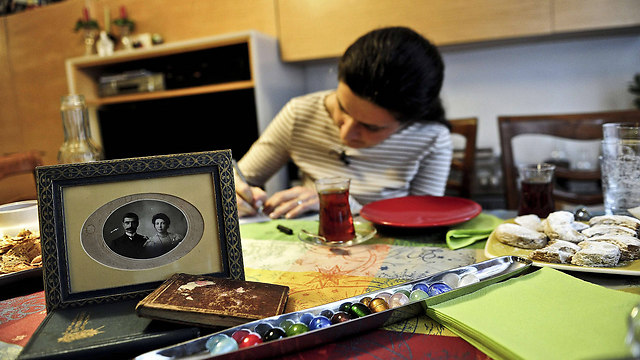 יסמין ותמונות היסטוריות של משפחתה, באיסטנבול (צילום AFP) (צילום AFP)