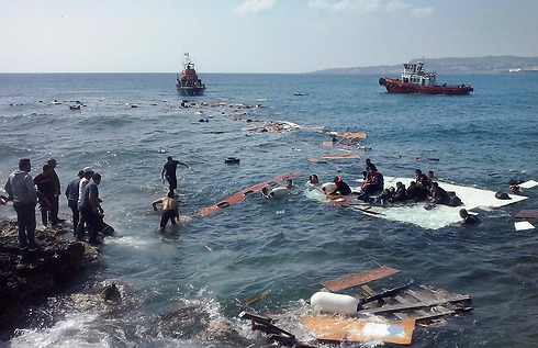 מהגרים אפריקנים שנסחפו לאי היווני רודוס. ארכיון (צילום: EPA) (צילום: EPA)