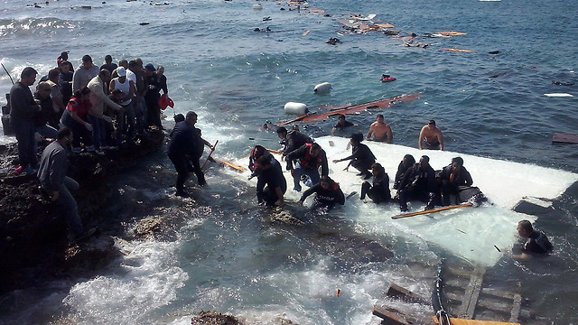 מהגרים אפריקנים שנסחפו לאי היווני רודוס (צילום: EPA) (צילום: EPA)