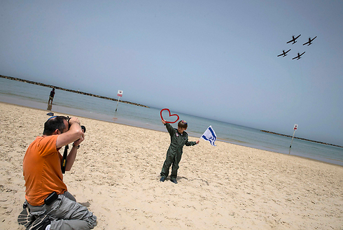 Father photographing child infront of IAF planes in dress rehearsal (Photo: Reuters) (Photo: Reuters)