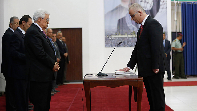 Palestinian Prime Minister Rami Hamdallah sworn in as head of unity government by Palestinian President Abbas (Photo: Reuters)