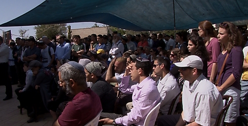 אלפים מחוץ להיכל הישיבה בגוש עציון (צילום: אלי מנדלבאום) (צילום: אלי מנדלבאום)