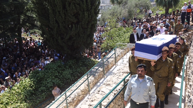 Thousands attend the funeral of lone soldier Max Steinberg, who fell in Operation Protective Edge (Photo: Gil Yohanan)