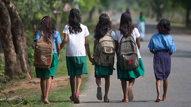בנות הודיות מהוות נטל כלכלי גדול על משפחותיהן (צילום: AP) (צילום: AP)