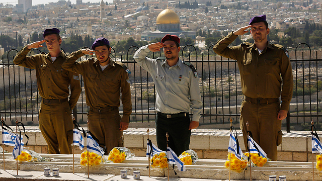 Soldier honor the fallen in Jerusalem's Mount of Olives (Photo: EPA)