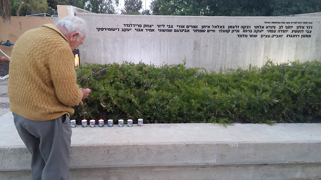 אביו של זאביק עציון שנהרג ב"צוק איתן" באנדרטה בקיבוץ נירים (צילום: בראל אפרים) (צילום: בראל אפרים)
