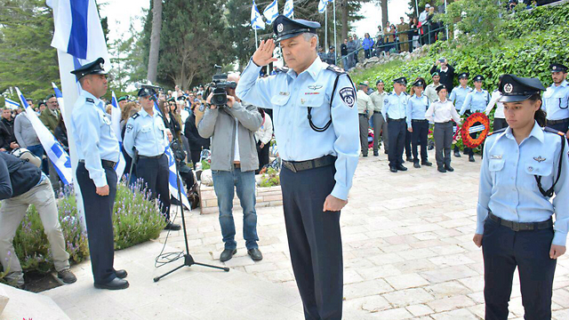 המפכ"ל מצדיע בטקס חללי המשטרה (צילום: משטרת ישראל) (צילום: משטרת ישראל)