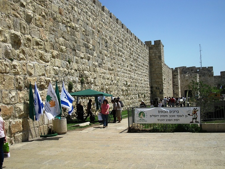 מטיילים בין החומות. העיר העתיקה בירושלים (צילום: אסף אבהרם)