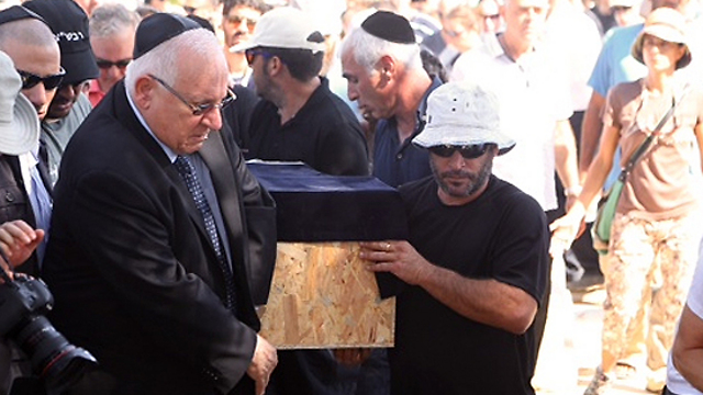 Carrying the coffin of 4-year-old Daniel Tragerman, killed during the last Gaza conflict (Photo: Motti Kimchi) 