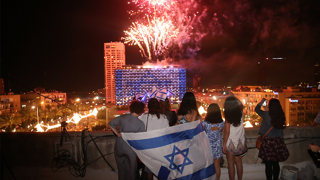 Israelis watch fireworks during Independence Day celebrations in Tel Aviv (Photo: Motti Kimchi) (Photo: Motti Kimchi)