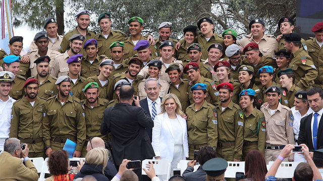 ראש הממשלה ורעייתו עם החיילים המצטיינים  (צילום: גיל יוחנן) (צילום: גיל יוחנן)