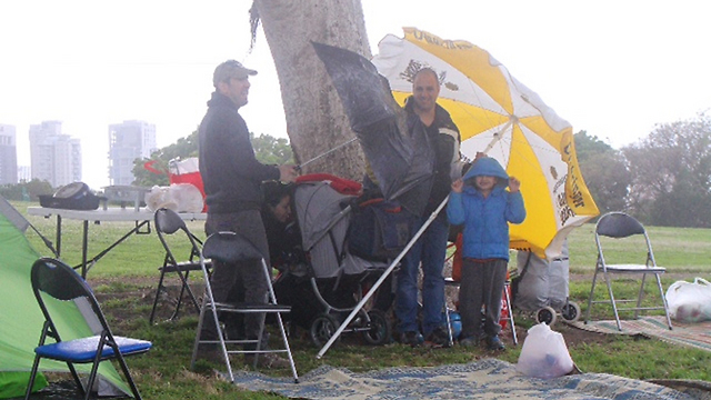 פיקניק תחת מטריות בפארק הירקון (צילום: מוטי קמחי) (צילום: מוטי קמחי)