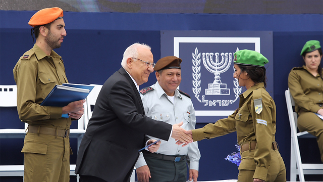 Rivlin and Levi shake hands during medal ceremony. (Photo: Gil Yohanan)