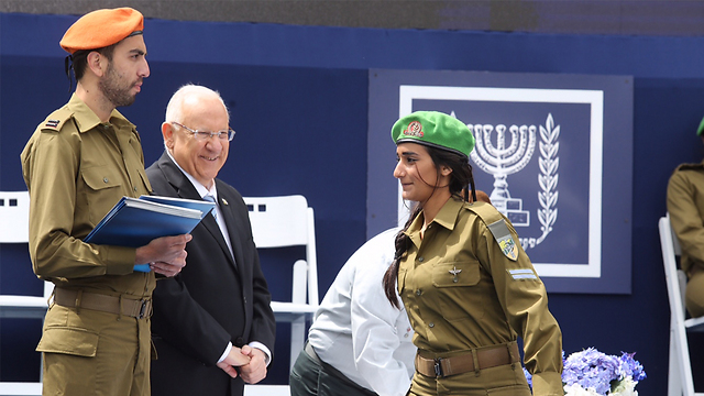Hodaya Levi receives 'Medal of Excellence' from President Rivlin. (Photo: Gil Yohanan)