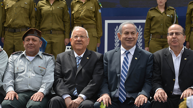 הנשיא וראש הממשלה עם שר הביטחון והרמטכ"ל (צילום: צילום קובי גדעון, לע"מ) (צילום: צילום קובי גדעון, לע