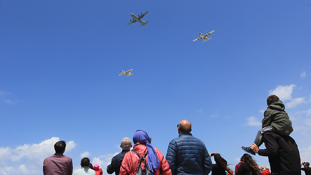 Crowd watches planes fly in formation (Photo: Yaron Brener)