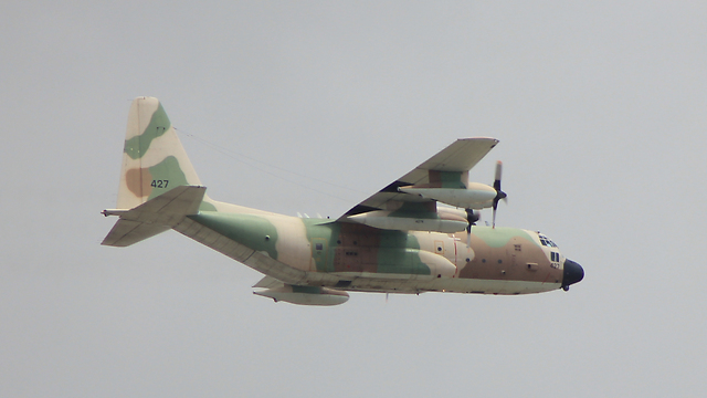 מטוס תובלה מעל נצרת (צילום: פאדי גבר) (צילום: פאדי גבר)